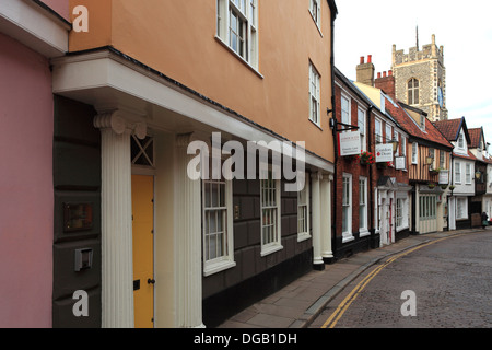 Tudor Periode Architektur und Geschäfte, schmalen gepflasterten Straße, die Gassen, Norwich City, Norfolk County, England, UK Stockfoto