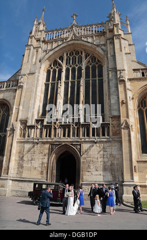 Braut und Bräutigam und der Braut Familiengruppe außerhalb Gloucester Cathedral, Gloucester, Glous, UK. Stockfoto