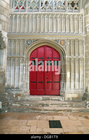 Leuchtend rote Doppeltür innen Gloucester Cathedral, Gloucester, Glous, UK. Stockfoto