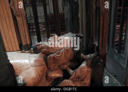 Das Grab von König Edward II im Inneren der Kathedrale von Gloucester, Gloucester, Glous, UK. Stockfoto