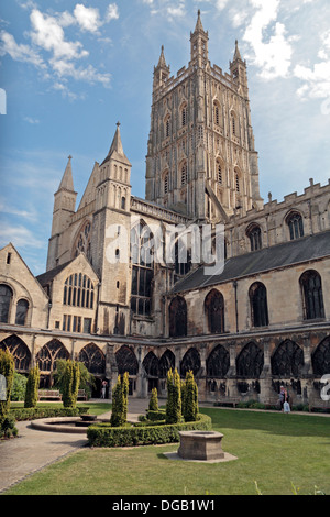 Turm der Kathedrale von Gloucester angesehen von den zentralen Innenhof, Gloucester, Glous, UK. Stockfoto