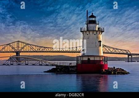 Tarrytown Lighthouse auch bekannt als die Sleepy Hollow Licht und Kingsland Punktlicht während des Sonnenuntergangs mit die Tappan Zee Bridge. Stockfoto