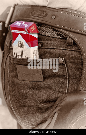 Wrangler ist seine Wrangler-Jeans Gesäßtasche mit seiner Packung Marlboro Zigaretten. Stockfoto