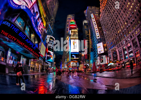 New York Citys berühmten Times Square bei Nacht nach einem Niederschlag. Stockfoto