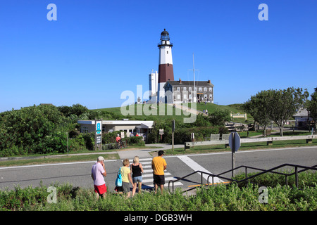 Touristen besuchen den historischen Montauk Leuchtturm am östlichen Ende von Long Island New York Stockfoto