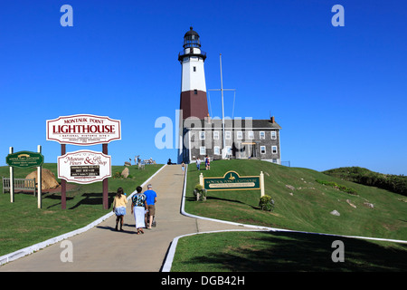 Touristen besuchen den historischen Montauk Leuchtturm am östlichen Ende von Long Island New York Stockfoto