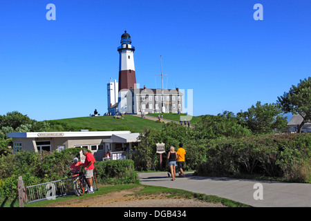 Touristen besuchen den historischen Montauk Leuchtturm am östlichen Ende von Long Island New York Stockfoto