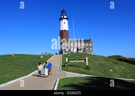 Touristen besuchen den historischen Montauk Leuchtturm am östlichen Ende von Long Island New York Stockfoto