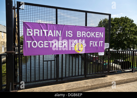 UKIP UK Independence Party Wahlprogramm Großbritannien bricht zusammen, dass wir es beheben können Banner in Ely, Cambridgeshire, England Stockfoto