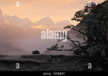 Winter-Sonnenaufgang am Earl Mountains, Fiordland, Neuseeland. Stockfoto