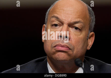 Datei Fotos, Washington DC. 17. Oktober 2013 - wird Präsident Obama ehemaligen Pentagon Rechtsanwalt Jeh Johnson als das nächste Homeland Security Secretary benennen. Bild: 2. Dezember 2010 - zeugt von Washington, District Of Columbia, USA - JEH JOHNSON, general Counsel bei der Verteidigung-Abteilung und Co-Vorsitzender der umfassenden Überprüfung Working Group, bevor der Senat Armed Services Committee Anhörung über die vorgeschlagene Aufhebung der umstrittenen Don't bitten Don't sagen Politik. (Bild Kredit: Pete Marovich/ZUMAPRESS.com ©) Bildnachweis: ZUMA Press, Inc./Alamy Live-Nachrichten Stockfoto