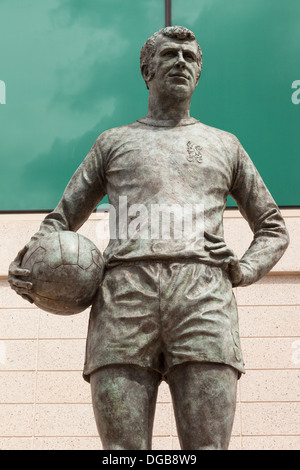 Statue von Peter Osgood außerhalb der West Stand auf der Chelsea Football Club, Stamford Bridge, Chelsea, London, England Stockfoto