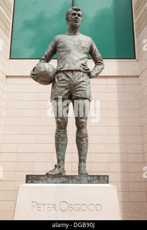 Statue von Peter Osgood außerhalb der West Stand auf der Chelsea Football Club, Stamford Bridge, Chelsea, London, England Stockfoto