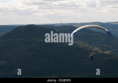 Paragliding ist der Freizeit- und Abenteuersport Gleitschirme fliegen Stockfoto