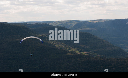 Paragliding ist der Freizeit- und Abenteuersport Gleitschirme fliegen Stockfoto