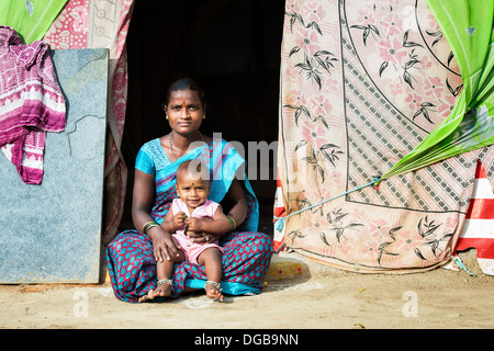 Niedrigere Kaste indische Frau mit ihrem Baby draußen ihr Bender / Zelt / shelter. Andhra Pradesh, Indien Stockfoto