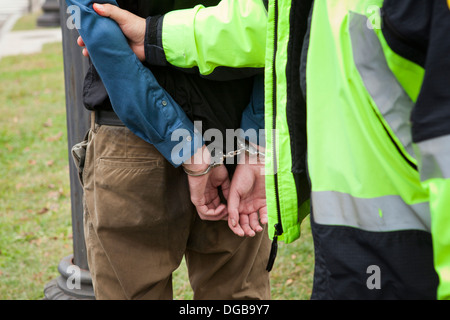 Polizei verhaftet Mann in Handschellen - Washington, DC USA Stockfoto
