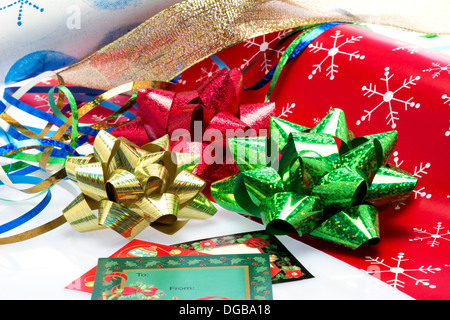 Weihnachtsgeschenk, Packpapier, Schleifen und Bänder Stockfoto