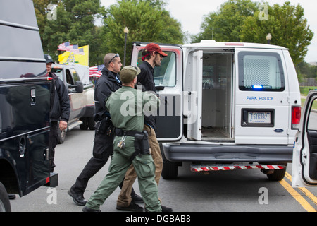 Mann in Haft, zur Polizei-van - Washington DC, USA Stockfoto