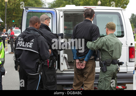 Mann in Haft, zur Polizei-van - Washington DC, USA Stockfoto