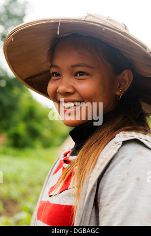 Junge Frau nimmt eine Auszeit vom tendenziell ihre Maisernte. Stockfoto