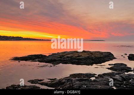 Sunrise-Farben auf Wolken über Trial Insel Victoria British Columbia Kanada Stockfoto