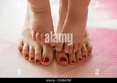 Baby Zehen an Mutters Füßen Stockfoto