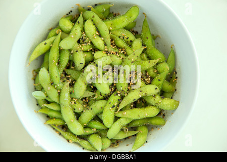 Edamame Bohnen mit Nori Gewürz Stockfoto