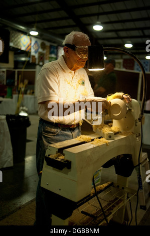 ein Handwerker macht ein hölzernes Schüsselchen auf einer Drehbank Holzbearbeitung Stockfoto