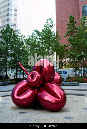 Balloon Flower von JEFF KOONS ein international anerkannter Künstler außerhalb 7 World Trade Center in Lower Manhattan Stockfoto