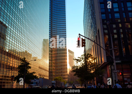 Sonnenuntergang spiegelt aus Glas Gebäude in Lower Manhattan, New York City Stockfoto