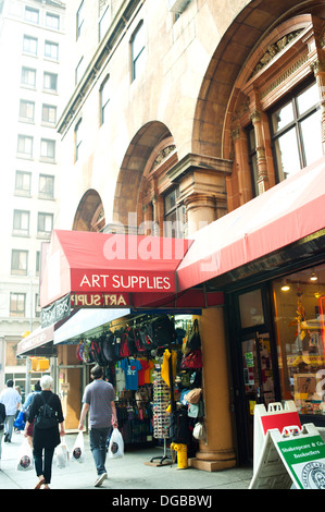 Menschen gehen, Malutensilien Geschäft vor in Manhattan, New York City Stockfoto