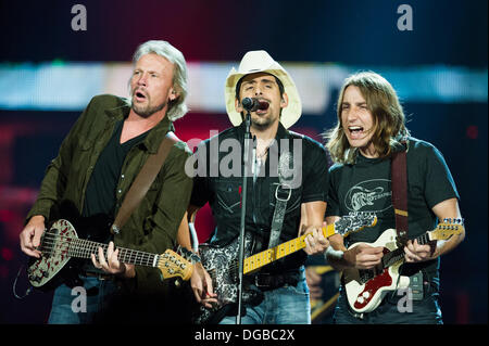 Hamilton, Ontario, Kanada. 17. Oktober 2013. US-amerikanischer Singer-Songwriter und Musiker, Brad Paisley gespielt, ein in der Nähe von ausverkauften Copps Coliseum, Hamilton, Ontario, Kanada Kredit: Lee-Ann Wylie/Alamy Live News Stockfoto