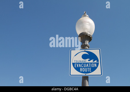 Ein Tsunami-Evakuierungsweg-Schild an der kalifornischen Küste Stockfoto