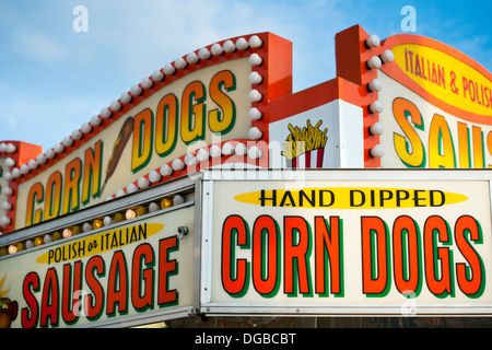Karneval / Festival Essen Zeichen display / Corn Dogs und Wurst am Berg State Fair, Asheville, North Carolina Stockfoto