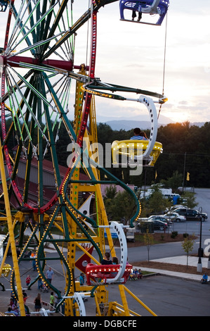 Eine Fahrt mit Karneval / Farris Rad in Aktion an der Mountain State Fair in Asheville, North Carolina Stockfoto