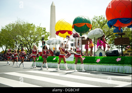 Cheerleader für die Washington Wizards in der National Cherry Blossom Festival Parade, Washington DC Stockfoto