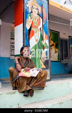 Indische Frau Patient mit Gesichts Hauttransplantation Narben am Sathya Sai Baba mobile aufsuchende Krankenhaus warten. Andhra Pradesh, Indien. Stockfoto