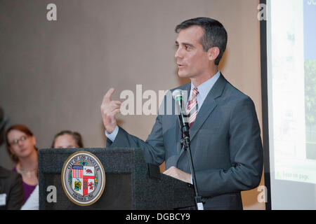 LA, CA, USA. 17. Oktober 2013. Los Angeles Bürgermeister Eric Garcetti. Das U.S. Army Corps of Engineers führte eine öffentliche Präsentation und hören von den Los Angeles River Ökosystem Restaurierung integrierte Machbarkeitsbericht am 17. Oktober um fünf vorgeschlagenen Pläne für Ökosystem Restaurierung und passive Erholung des Los Angeles River, L.A. River Center & Gärten, Kalifornien, besprechen USA Kredit: Ambient Images Inc./Alamy Live News Stockfoto