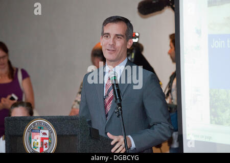 LA, CA, USA. 17. Oktober 2013. Los Angeles Bürgermeister Eric Garcetti. Das U.S. Army Corps of Engineers führte eine öffentliche Präsentation und hören von den Los Angeles River Ökosystem Restaurierung integrierte Machbarkeitsbericht am 17. Oktober um fünf vorgeschlagenen Pläne für Ökosystem Restaurierung und passive Erholung des Los Angeles River, L.A. River Center & Gärten, Kalifornien, besprechen USA Kredit: Ambient Images Inc./Alamy Live News Stockfoto