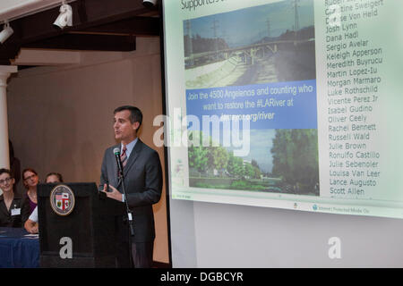 LA, CA, USA. 17. Oktober 2013. Los Angeles Bürgermeister Eric Garcetti. Das U.S. Army Corps of Engineers führte eine öffentliche Präsentation und hören von den Los Angeles River Ökosystem Restaurierung integrierte Machbarkeitsbericht am 17. Oktober um fünf vorgeschlagenen Pläne für Ökosystem Restaurierung und passive Erholung des Los Angeles River, L.A. River Center & Gärten, Kalifornien, besprechen USA Kredit: Ambient Images Inc./Alamy Live News Stockfoto