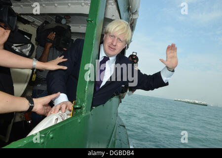 Hong Kong, China, 18. Oktober 2013. Boris Johnson in Hong Kong. Boris ist der Mensch von der lokalen über begeisterte Presse behandelt. Der Bürgermeister von London kommt an der Wan Chai Star Ferry für eine Reise nach Tsim Sha Tsui, Reiten auf der neue London Bus.  Kredit-Datum-18.10.13 18. Oktober 2013: Jayne Russell/Alamy Live-Nachrichten Stockfoto