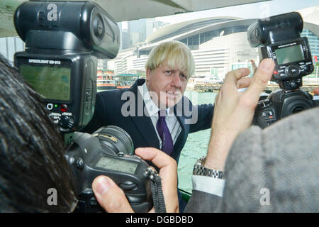 Hong Kong, China, 18. Oktober 2013. Boris Johnson in Hong Kong. In ein Medien-Gedränge. Der Bürgermeister von London kommt an der Wan Chai Star Ferry für eine Reise nach Tsim Sha Tsui, Reiten auf der neue London Bus.  Kredit-Datum-18.10.13 18. Oktober 2013: Jayne Russell/Alamy Live-Nachrichten Stockfoto