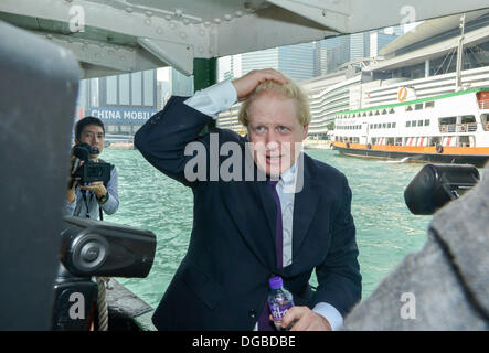 Hong Kong, China, 18. Oktober 2013. Boris Johnson in Hong Kong. In ein Medien-Gedränge. Der Bürgermeister von London kommt an der Wan Chai Star Ferry für eine Reise nach Tsim Sha Tsui, Reiten auf der neue London Bus.  Kredit-Datum-18.10.13 18. Oktober 2013: Jayne Russell/Alamy Live-Nachrichten Stockfoto