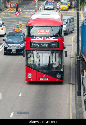 Hong Kong, China, 18. Oktober 2013. Boris Johnson in Hong Kong.The Bürgermeister von London kommt an der Wan Chai Star Ferry für eine Reise nach Tsim Sha Tsui, Reiten auf der neue London Bus.  Kredit-Datum-18.10.13 18. Oktober 2013: Jayne Russell/Alamy Live-Nachrichten Stockfoto