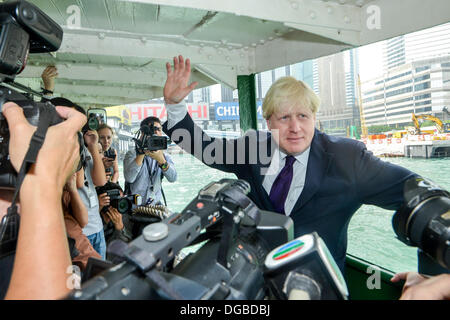 Hong Kong, China, 18. Oktober 2013. Boris Johnson in Hong Kong. In ein Medien-Gedränge. Der Bürgermeister von London kommt an der Wan Chai Star Ferry für eine Reise nach Tsim Sha Tsui, Reiten auf der neue London Bus.  Kredit-Datum-18.10.13 18. Oktober 2013: Jayne Russell/Alamy Live-Nachrichten Stockfoto