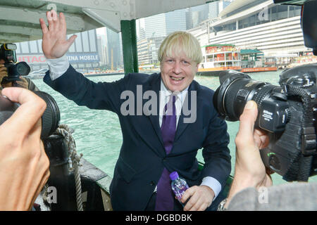 Hong Kong, China, 18. Oktober 2013. Boris Johnson in Hong Kong. In ein Medien-Gedränge. Der Bürgermeister von London kommt an der Wan Chai Star Ferry für eine Reise nach Tsim Sha Tsui, Reiten auf der neue London Bus.  Kredit-Datum-18.10.13 18. Oktober 2013: Jayne Russell/Alamy Live-Nachrichten Stockfoto