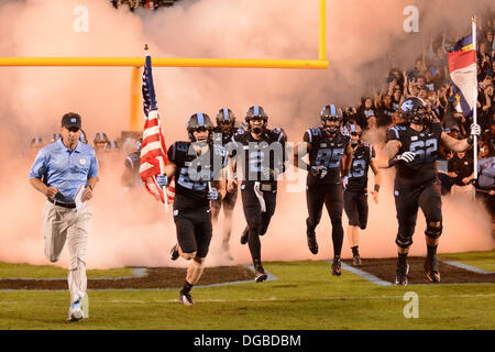 Chapel Hill, NC, USA. 17. Oktober 2013. 17. Oktober 2013: North Carolina nimmt das Feld vor der NCAA Football Spiel zwischen der University of North Carolina Tarheels und die University of Miami Hurricanes im Kenan Memorial Stadium in Chapel Hill NC. Die Hurricanes besiegten die Tarheels 27-23. Bildnachweis: Csm/Alamy Live-Nachrichten Stockfoto