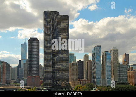 Lake Point Tower und andere Gebäude bilden die Skyline von Chicago, Illinois entlang Lake Shore Drive neben Navy Pier Stockfoto