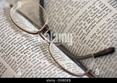 Paar Gläser Verlegung auf ein offenes Buch. Stockfoto